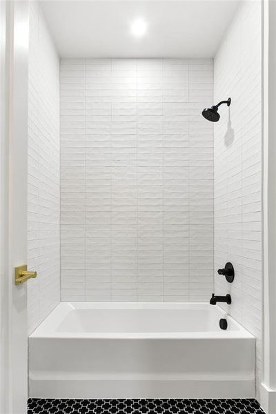 Bathroom with tiled shower / bath