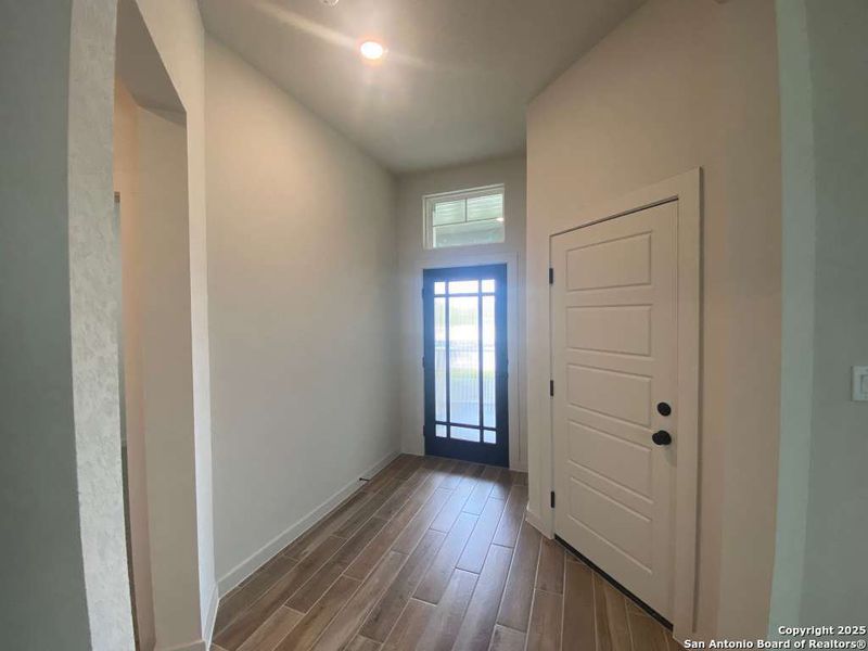 Spacious, unfurnished interior of a new home in Stream Waters, Seguin (Image 21).