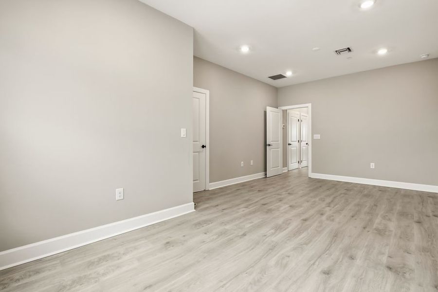 Spacious, unfurnished interior of a new home in Seahaven, Punta Gorda (Image 19).