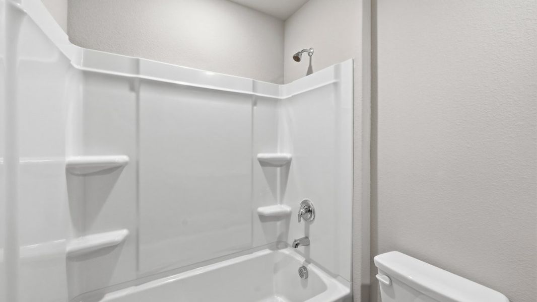 Representative interior finishes for a home built from the Dalton by D.R. Horton in Rock Creek West, Fort Worth (Image 16).