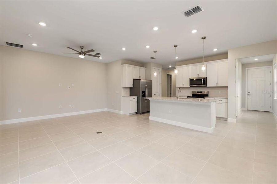 Spacious, unfurnished interior of a new home in , Bradenton (Image 21).