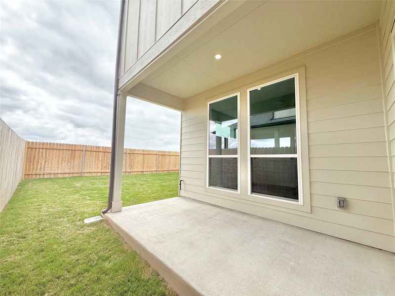 Exterior details and patio area of a home in Porter Country, Buda (Image 3).