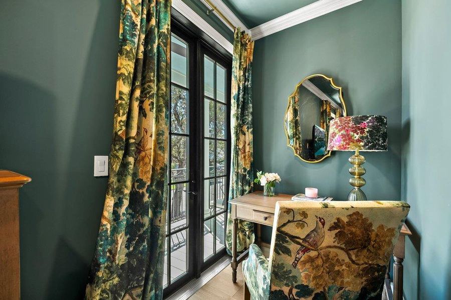 Entryway featuring ornamental molding