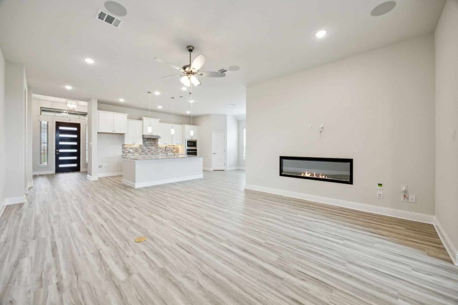 Spacious, unfurnished interior of a new home in Summer Crest, Fort Worth (Image 16). Spacious, unfurnished interior of a new home in Summer Crest, Fort Worth (Image 16).
