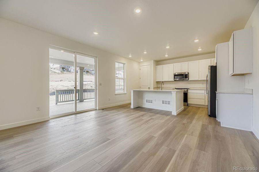 Spacious, unfurnished interior of a new home in Ken-Caryl Ranch, Littleton (Image 10).