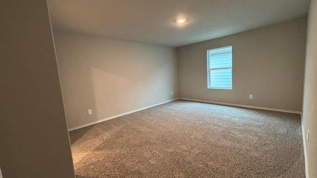 Spacious, unfurnished interior of a new home in Hickory Grove, Krum (Image 11).