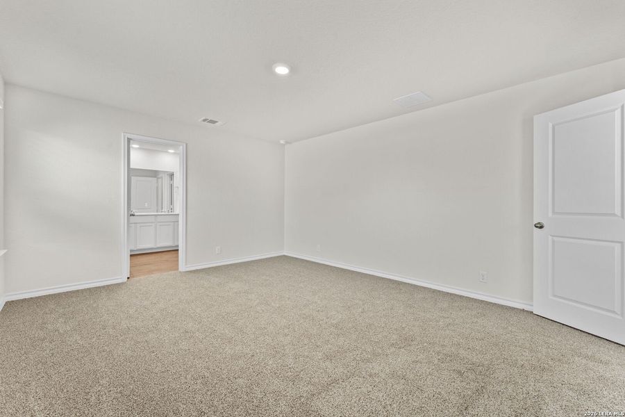 Spacious, unfurnished interior of a new home in Steele Creek, Cibolo (Image 24).