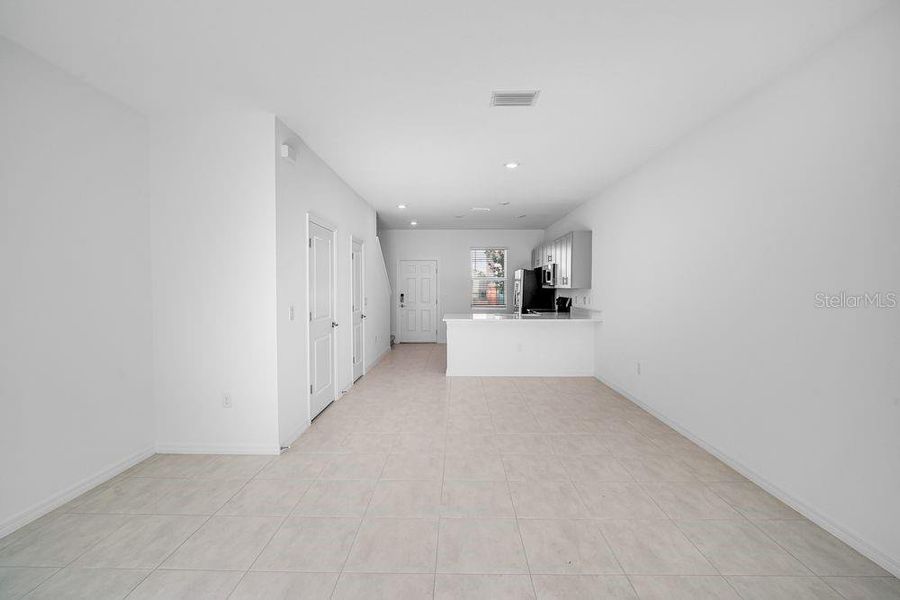 Spacious, unfurnished interior of a new home in The Townhomes at Skye Ranch, Sarasota (Image 27).
