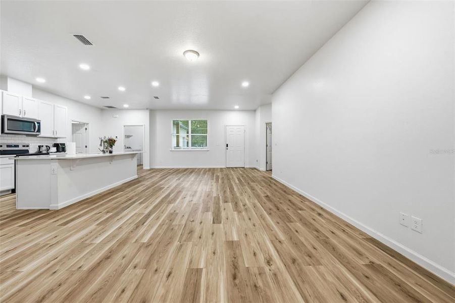 Spacious, unfurnished interior of a new home in , Altamonte Springs (Image 19).