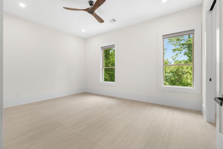 Spacious, unfurnished interior of a new home in , Tomball (Image 44).
