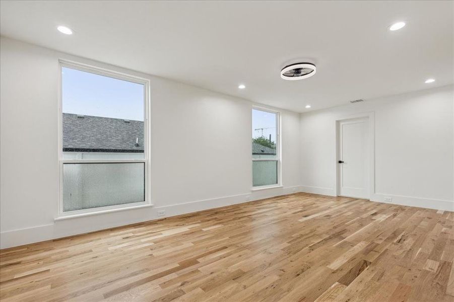 Spacious, unfurnished interior of a new home in , Dallas (Image 12).