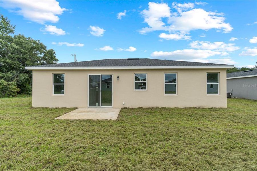 Exterior details and patio area of a home in , Dunnellon (Image 4).