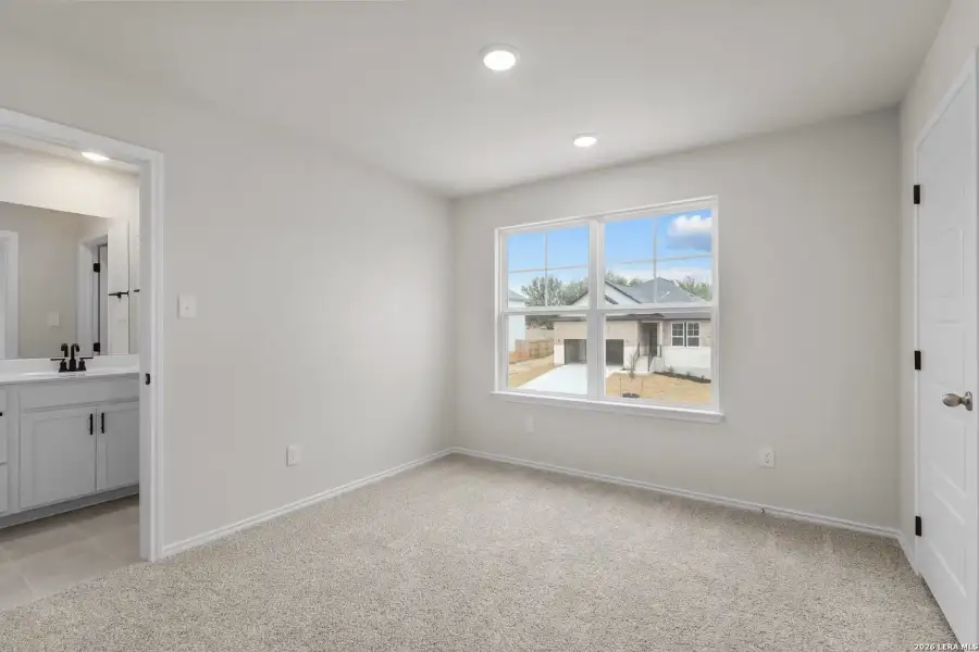 Spacious, unfurnished interior of a new home in Comanche Ridge, San Antonio (Image 34).
