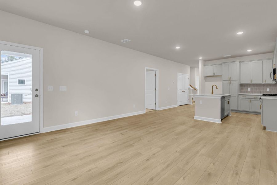 Spacious, unfurnished interior of a new home in , Summerville (Image 9).