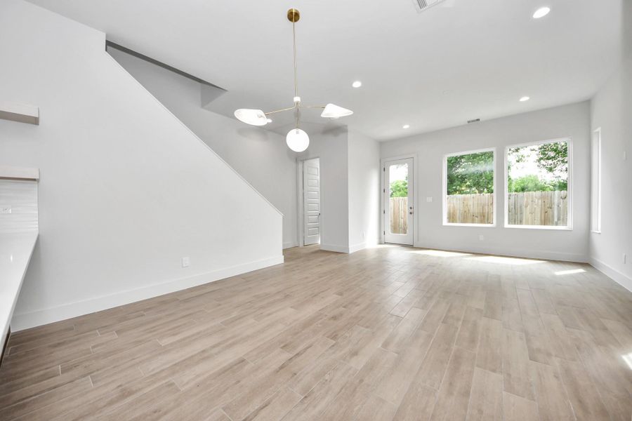 Spacious, unfurnished interior of a new home in Alicante, Houston (Image 24).