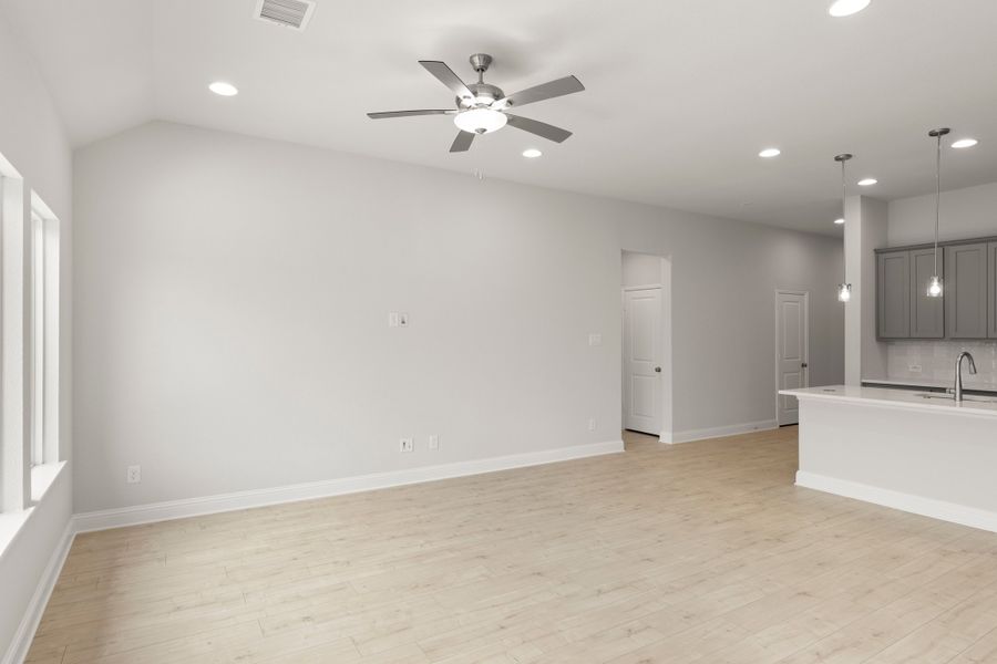 Spacious, unfurnished interior of a new home in Creekside, Royse City (Image 14).