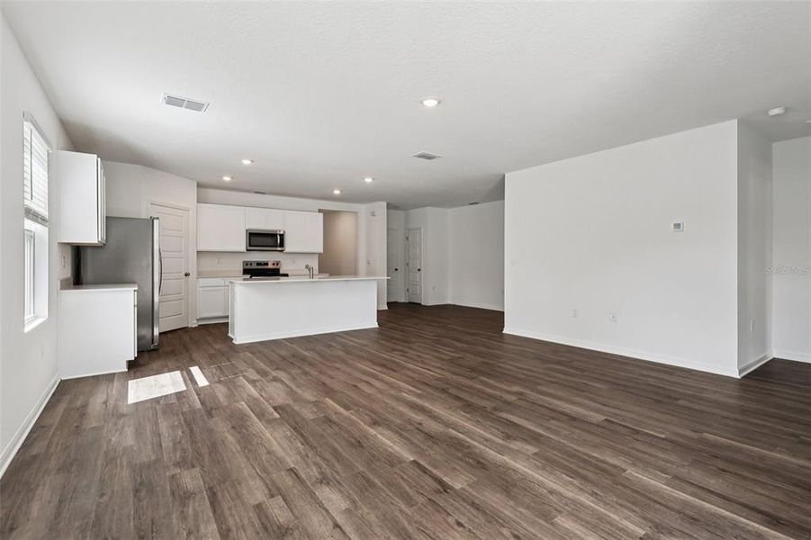 Spacious, unfurnished interior of a new home in Hamilton Bluff, Haines City (Image 19).