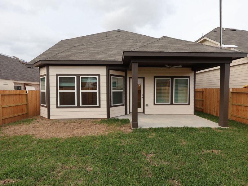 Exterior details and patio area of a home in Summerview, Fulshear (Image 16).