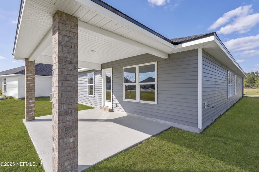 Exterior details and patio area of a home in Summerglen, Jacksonville (Image 18).