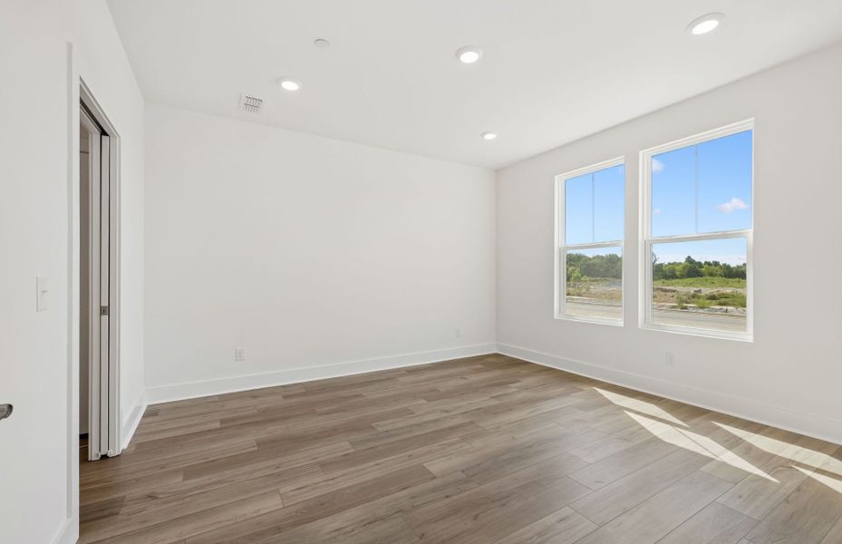 Spacious, unfurnished interior of a new home in Bradshaw Farms Reserve, Mount Juliet (Image 35).