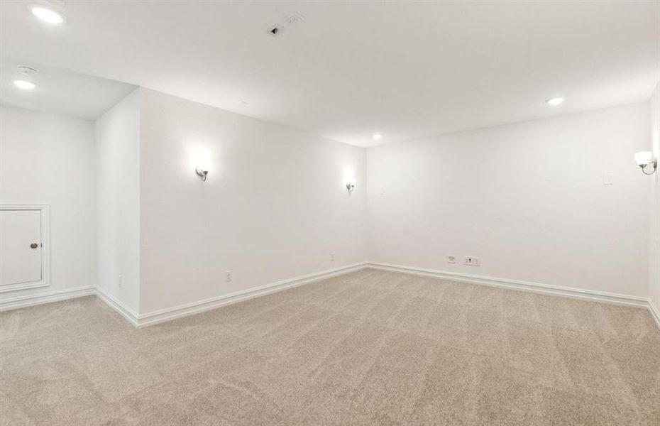 Spacious, unfurnished interior of a new home in Creekview Meadows, Pilot Point (Image 10).