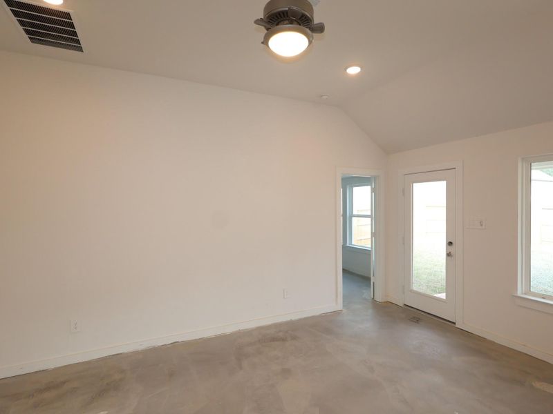 Spacious, unfurnished interior of a new home in Lone Star Landing, Montgomery (Image 17).