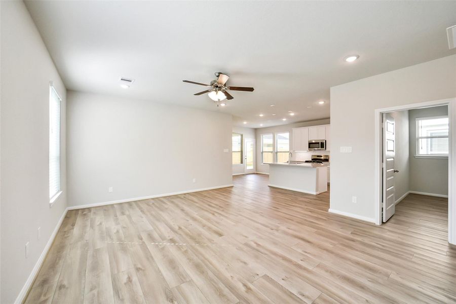 Spacious, unfurnished interior of a new home in Anderson Lake, Houston (Image 20).