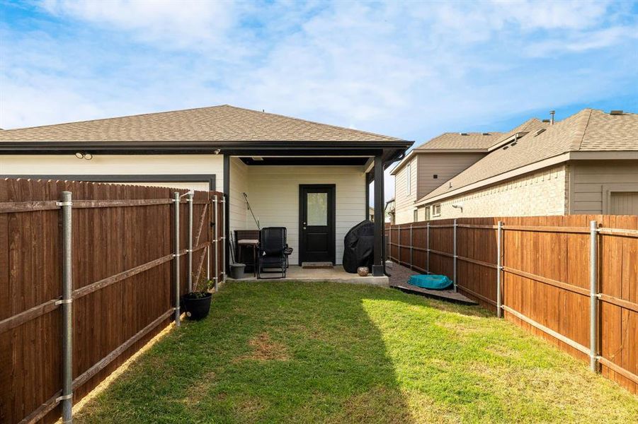 Exterior details and patio area of a home in The Overlook, Fort Worth (Image 25).