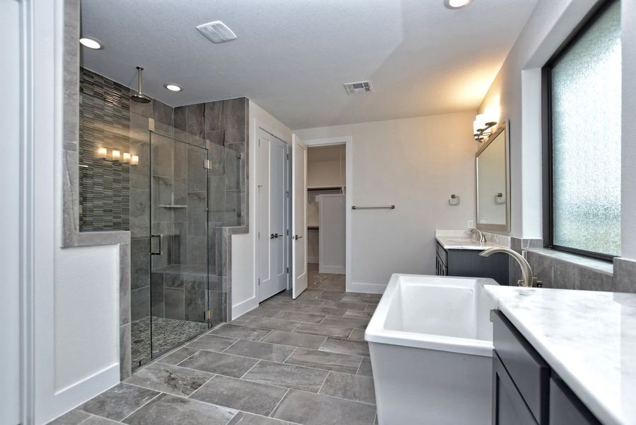 Representative furnished interior of a home built from the Avalon by Giddens Homes in Scofield Farms Estates, Georgetown (Image 11).