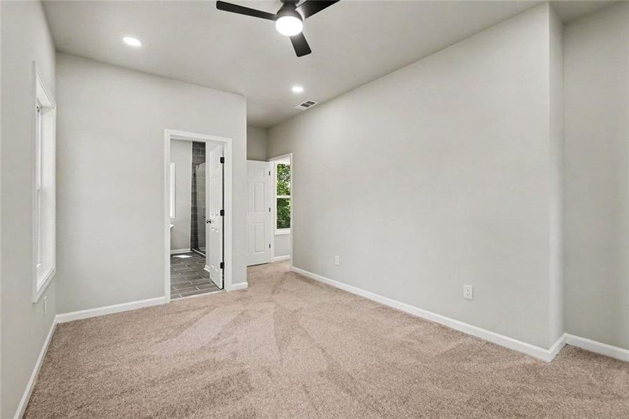 Spacious, unfurnished interior of a new home in , Gainesville (Image 23).