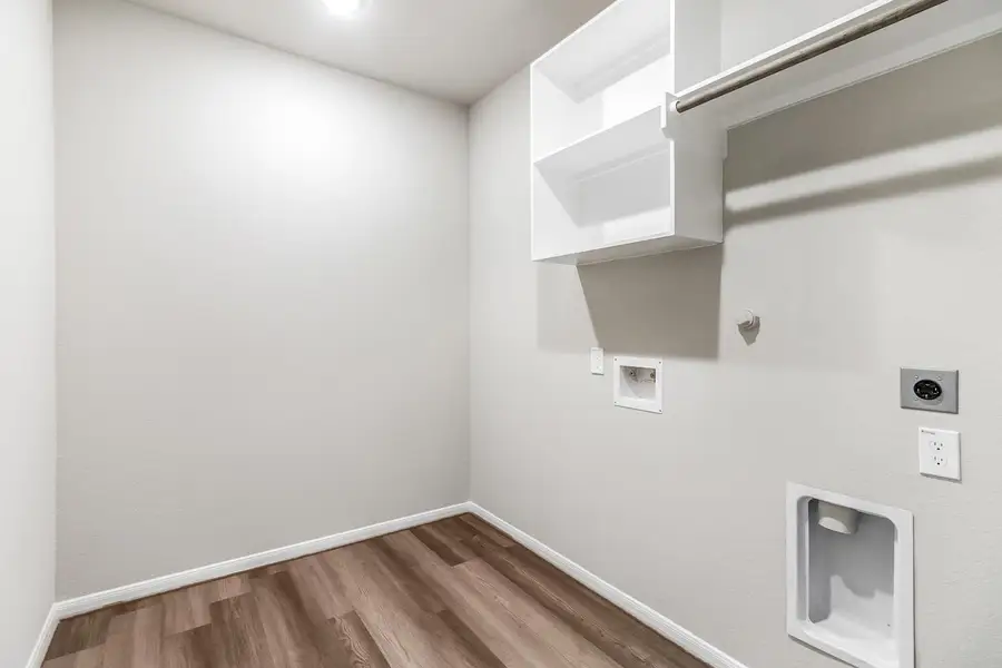 Spacious, unfurnished interior of a new home in Two Step Farm, Montgomery (Image 9).