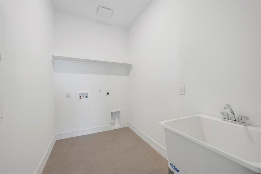 Spacious, unfurnished interior of a new home in Timberbrook, Justin (Image 21). Spacious, unfurnished interior of a new home in Timberbrook, Justin (Image 21).