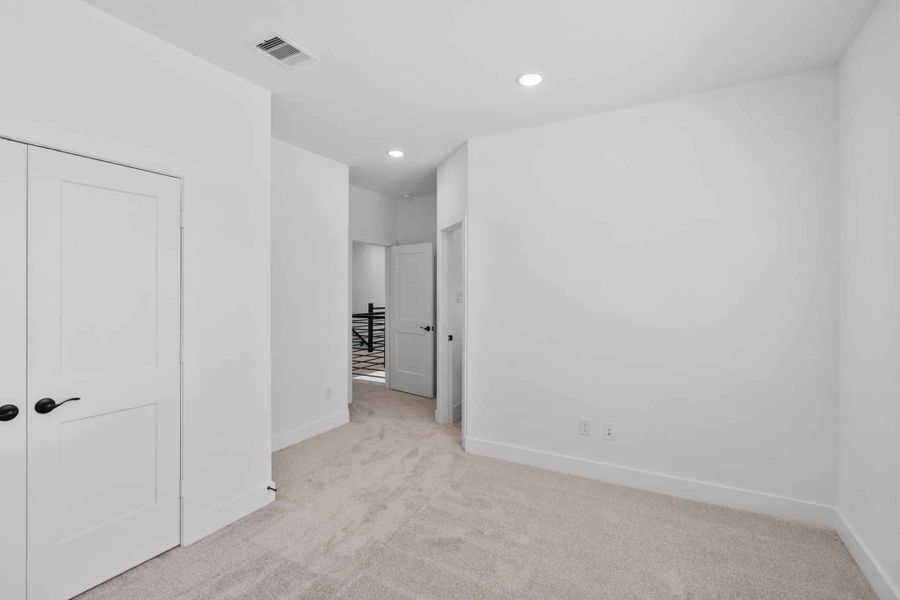 Spacious, unfurnished interior of a new home in Evergreen, Conroe (Image 37).
