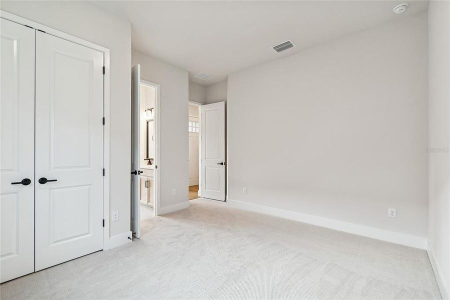 Spacious, unfurnished interior of a new home in Chapel Crossings, Wesley Chapel (Image 32).