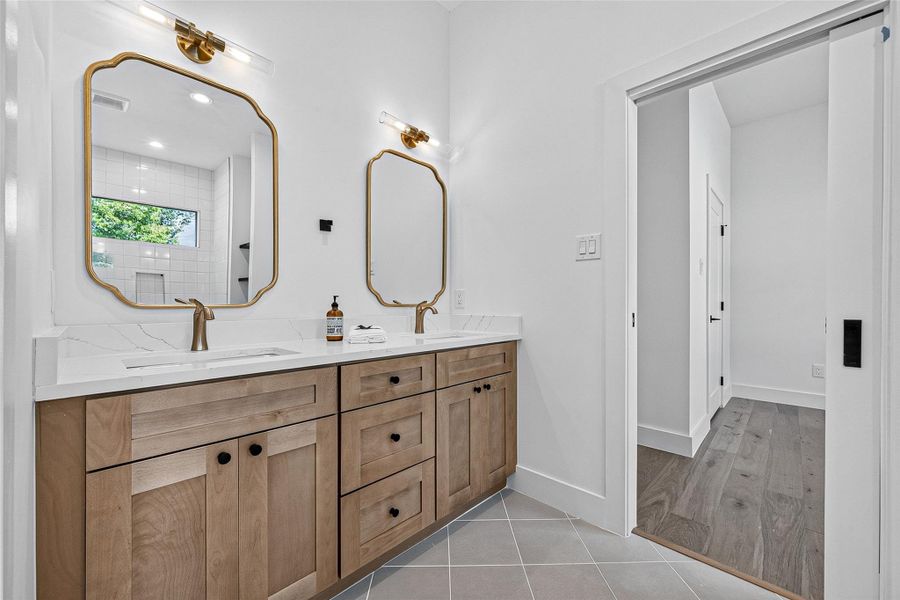 Secondary bathroom with tub Secondary bathroom with tub
