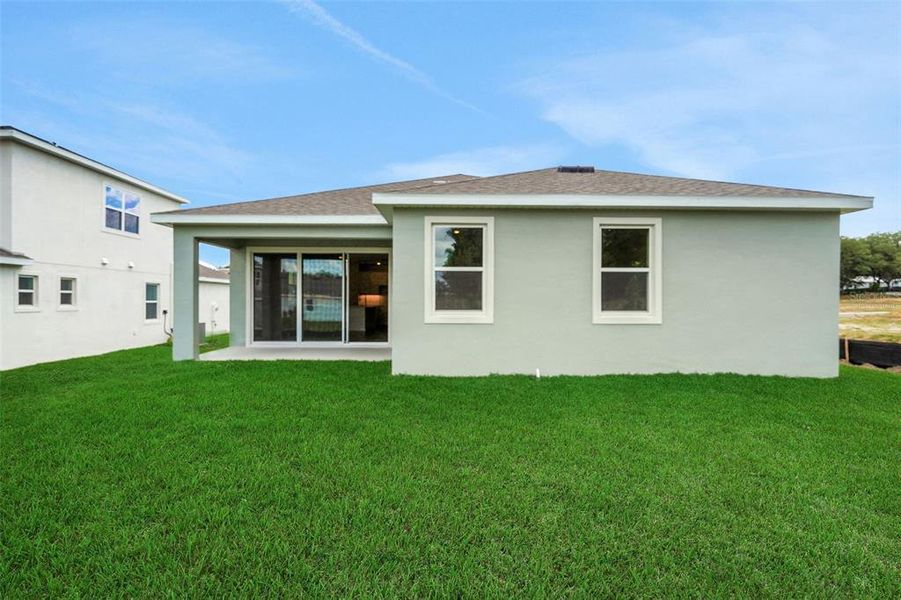 Exterior details and patio area of a home in Tuscan Hills, Dade City (Image 26).