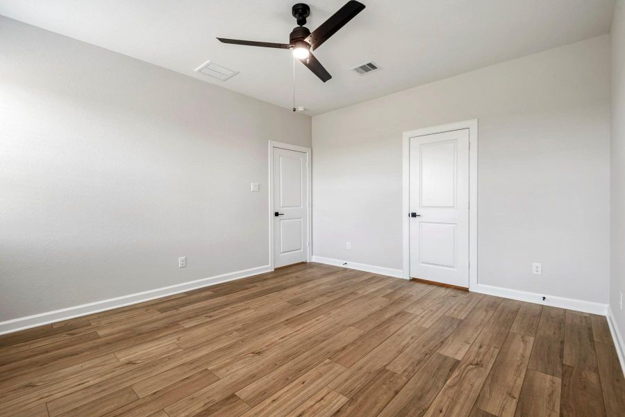 Spacious, unfurnished interior of a new home in Sweetwater Ridge, Conroe (Image 19).