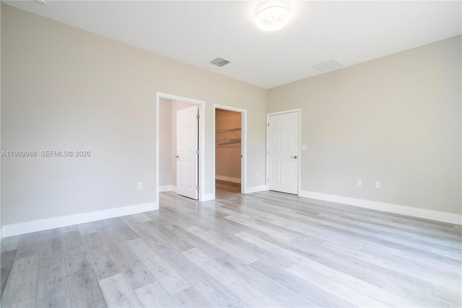 Spacious, unfurnished interior of a new home in , Sebring (Image 36).
