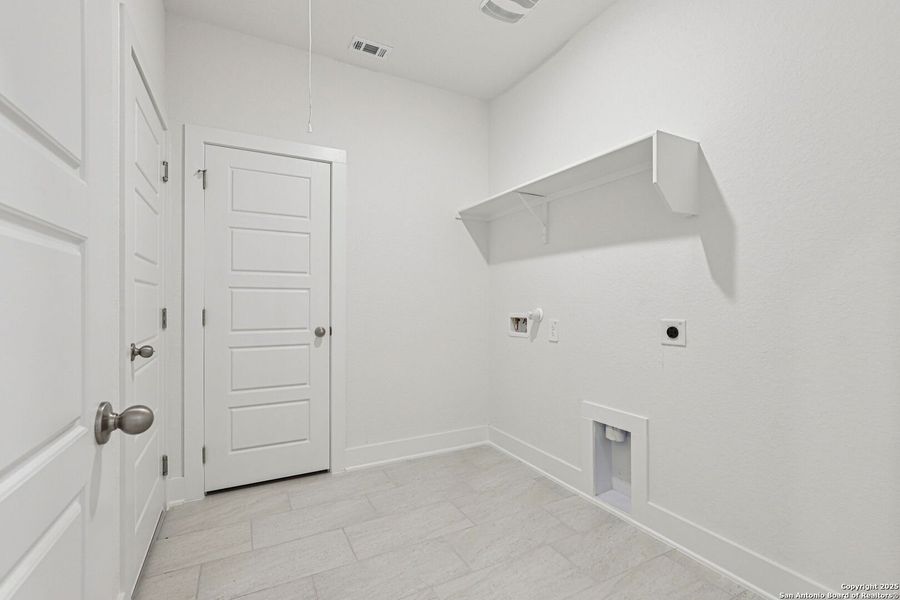 Spacious, unfurnished interior of a new home in Comanche Ridge, San Antonio (Image 18).