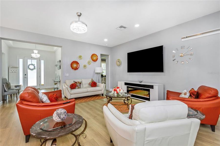 Furnished interior view inside a new home in , Tarpon Springs (Image 41).