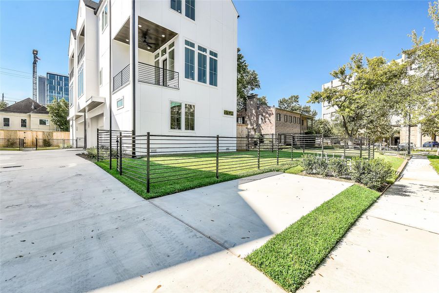Spacious private front yard framed by sleek modern fencing—perfect for pets or outdoor gatherings. Enjoy community parking and a wide driveway for easy guest access, a rare convenience in the heart of the Medical Center area. Spacious private front yard framed by sleek modern fencing—perfect for pets or outdoor gatherings. Enjoy community parking and a wide driveway for easy guest access, a rare convenience in the heart of the Medical Center area.