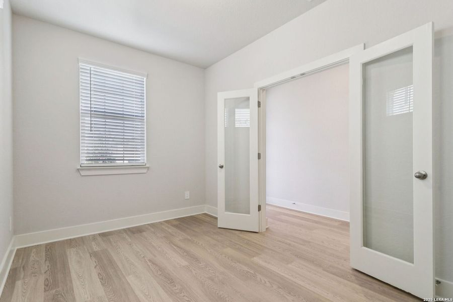 Spacious, unfurnished interior of a new home in Thomas Pond, San Antonio (Image 24).