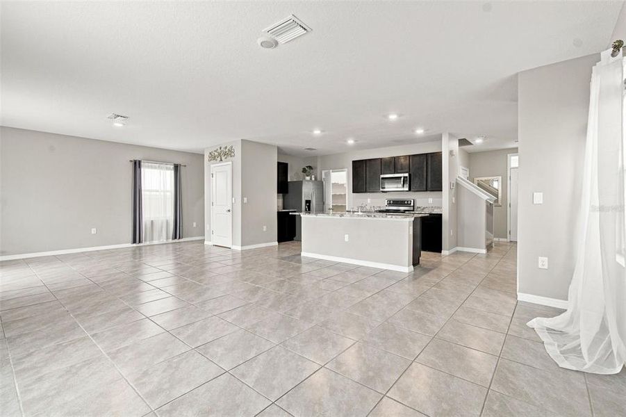 Spacious, unfurnished interior of a new home in , Wesley Chapel (Image 43).