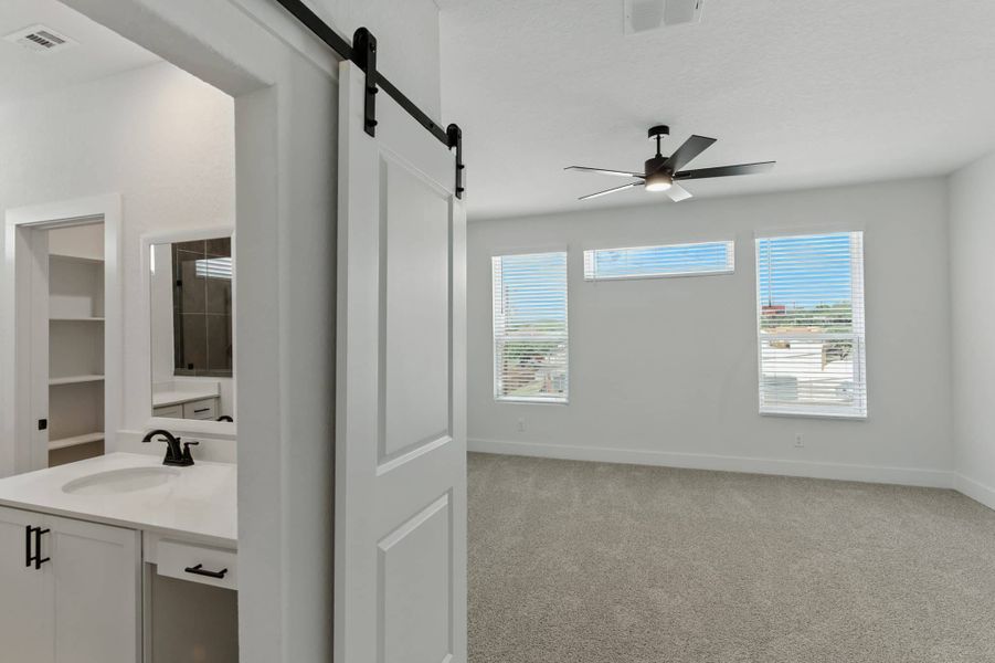 Spacious, unfurnished interior of a new home in Rose Hill, San Antonio (Image 23).