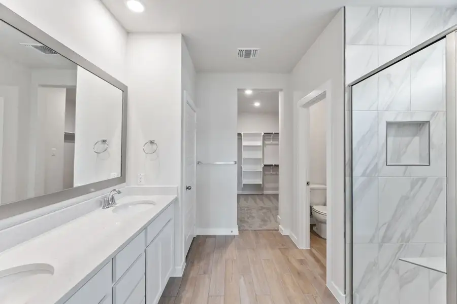 Representative furnished interior of a home built from the Alto by Hakes Brothers in The Woodlands, Mico (Image 4).