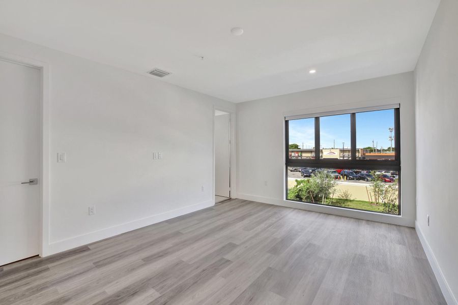 Spacious, unfurnished interior of a new home in , Oakland Park (Image 26).