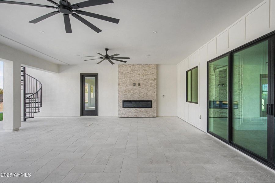 Spiral Staircase & 3 Ceiling Fans Spiral Staircase & 3 Ceiling Fans