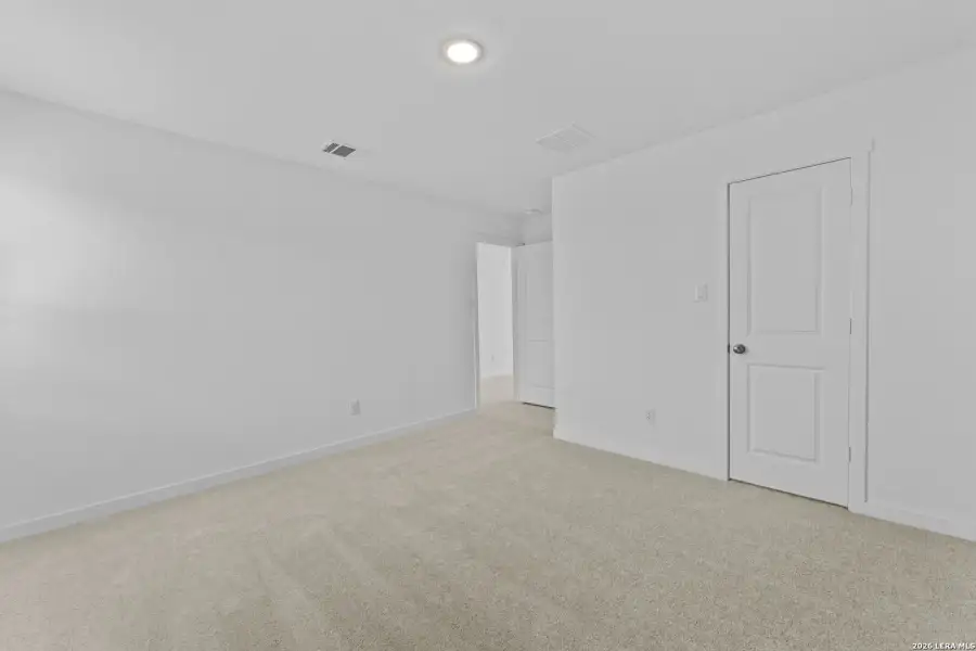 Spacious, unfurnished interior of a new home in Brookmill, San Antonio (Image 11).