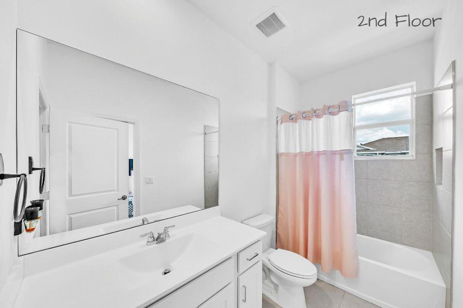 22 Jack and JIll Bathroom (1)