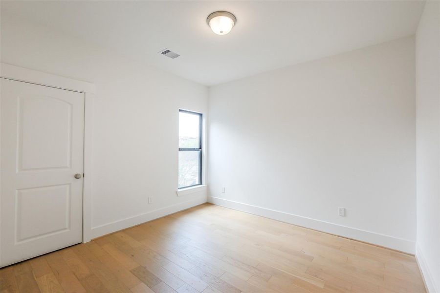 Spacious, unfurnished interior of a new home in Timbergrove Trails, Houston (Image 22).